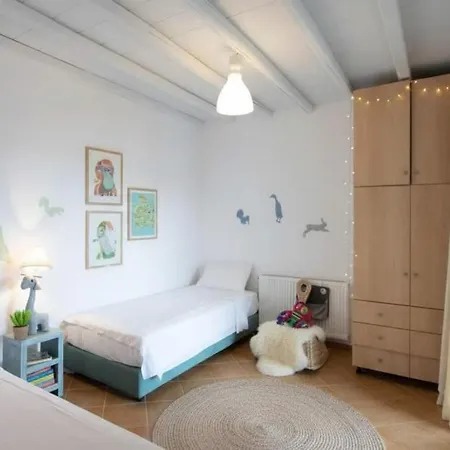 Charming 3 Bd House In Village Vakantiehuis *